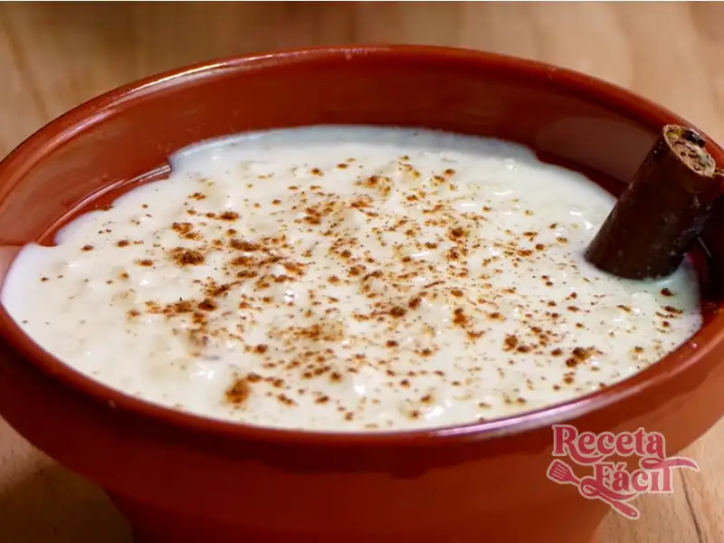 Primer plano en angulo de un cuenco de arroz con leche con canela espolvoreada