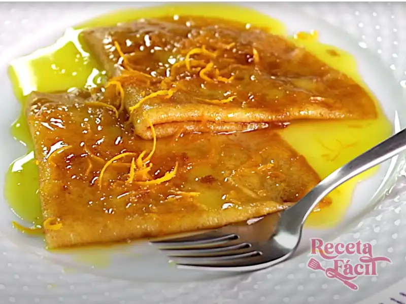 Montón de crepes caseros apilados sobre un plato blanco