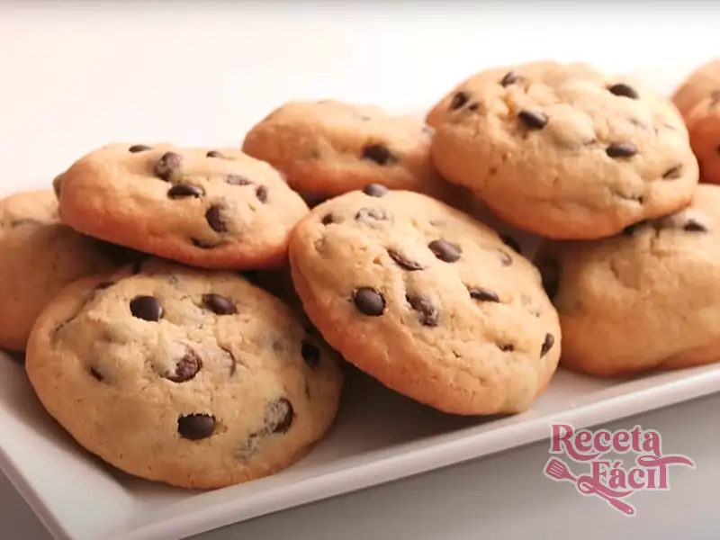 Montón de galletas con chispas de chocolate