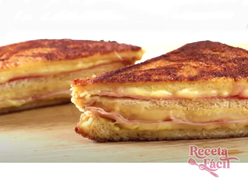 Sándwich Montecristo crujiente con queso y jamón.