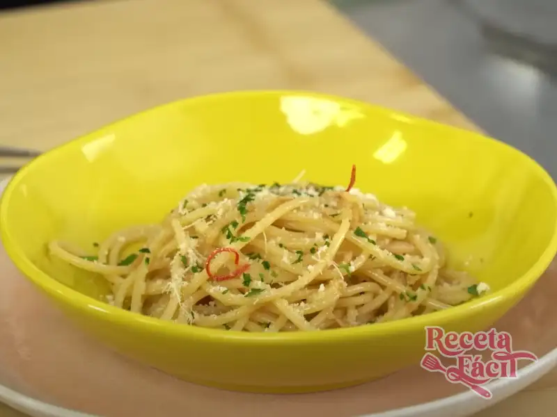Plato de espagueti ajo guindilla servido con perejil