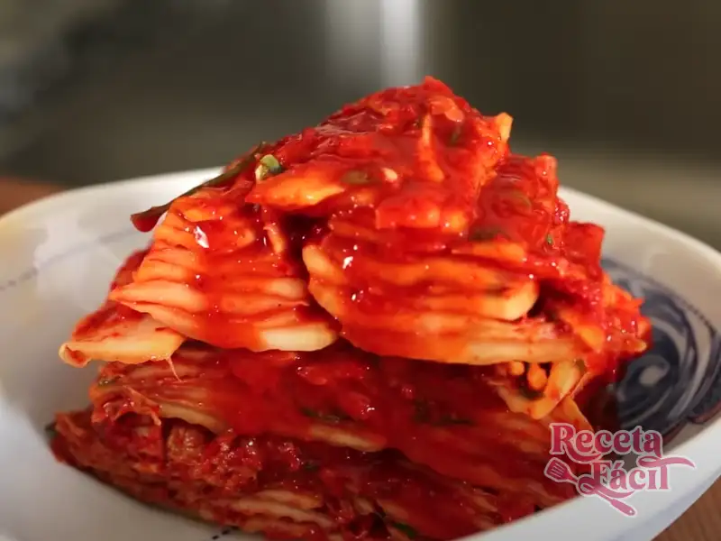 Kimchi rojo tradicional coreano en plato