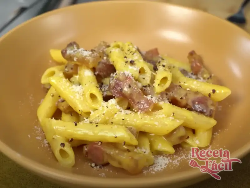 Un plato de macarrones carbonara con huevo y panceta