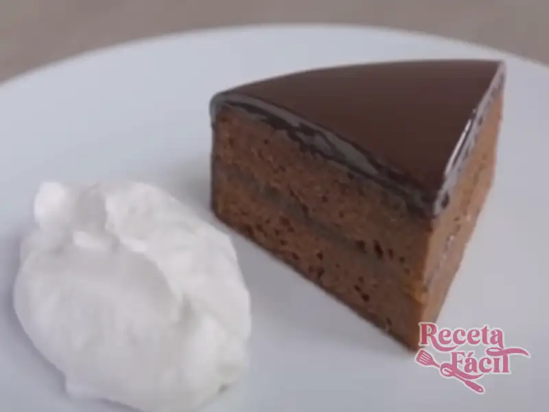 Porción de tarta Sacher con cobertura de chocolate