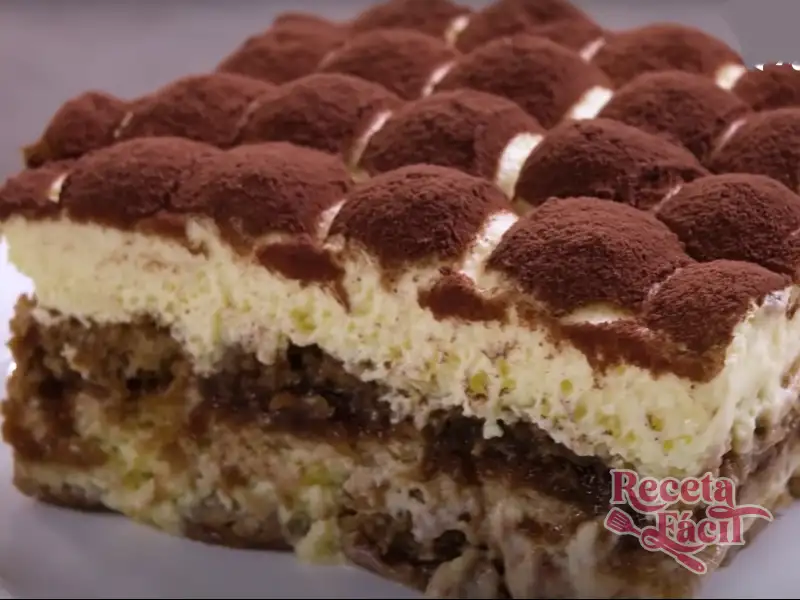 Porción de tiramisú clásico italiano con bizcochos y cacao