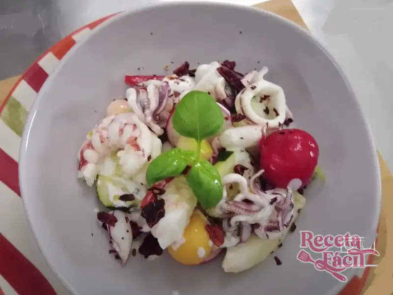 Plato de ensalada di mare con gambas, mejillones, piña, pimientos y verduras