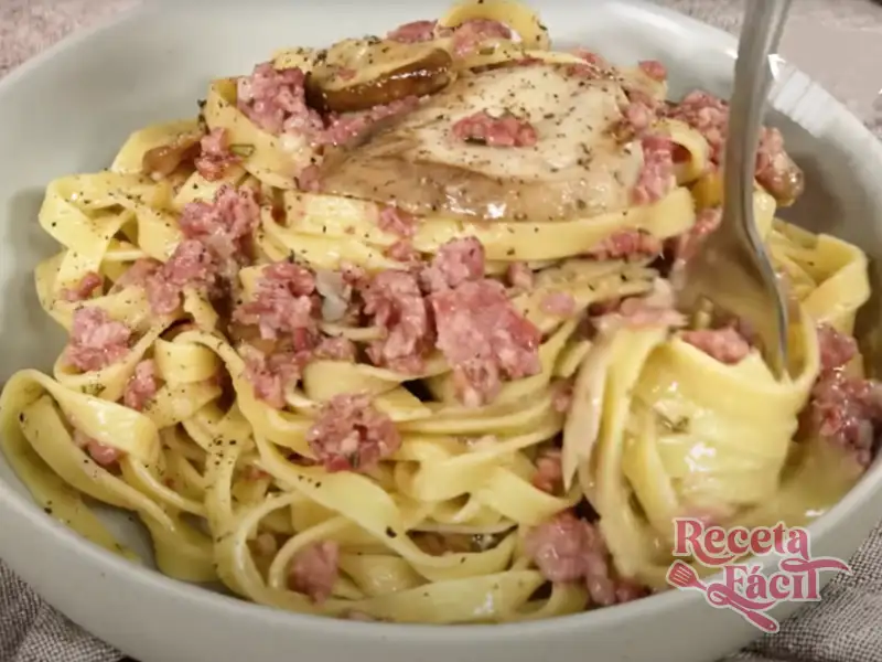Plato de pasta con boletus y salchicha