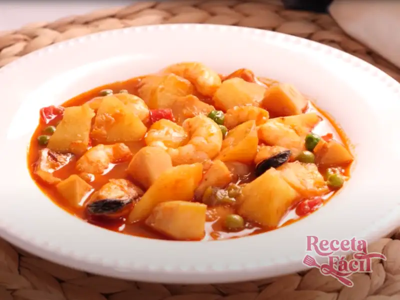 Patatas a la marinera con mejillones y langostinos en una cazuela