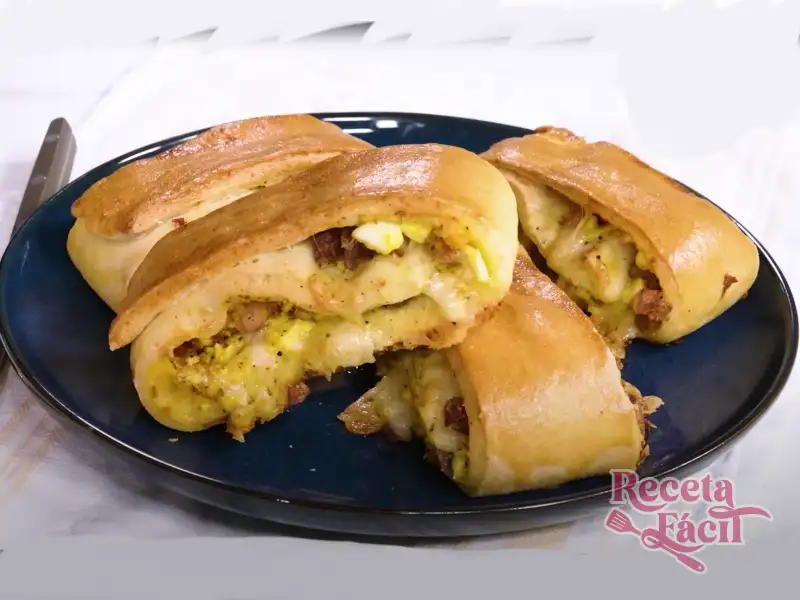 Panini Napolitano casero recién horneado sobre tabla de madera