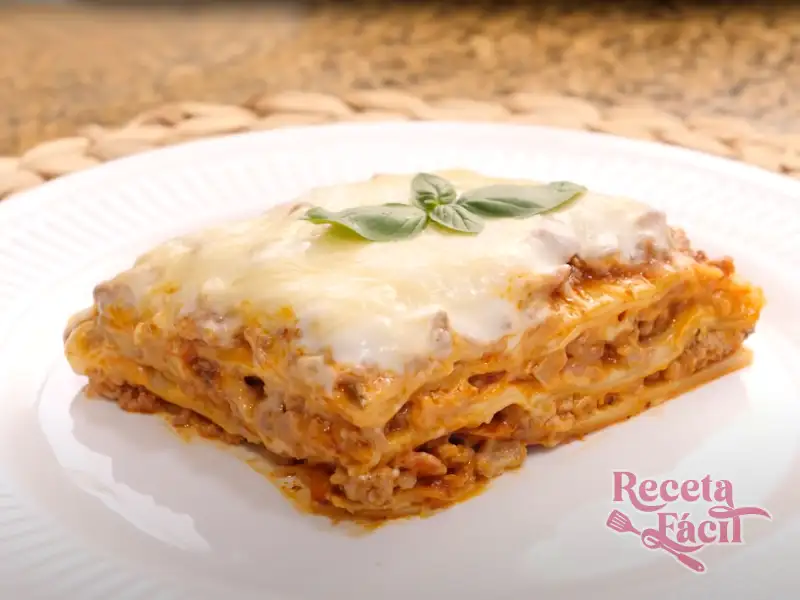 Lasaña de carne con queso y bechamel cocinada en sartén