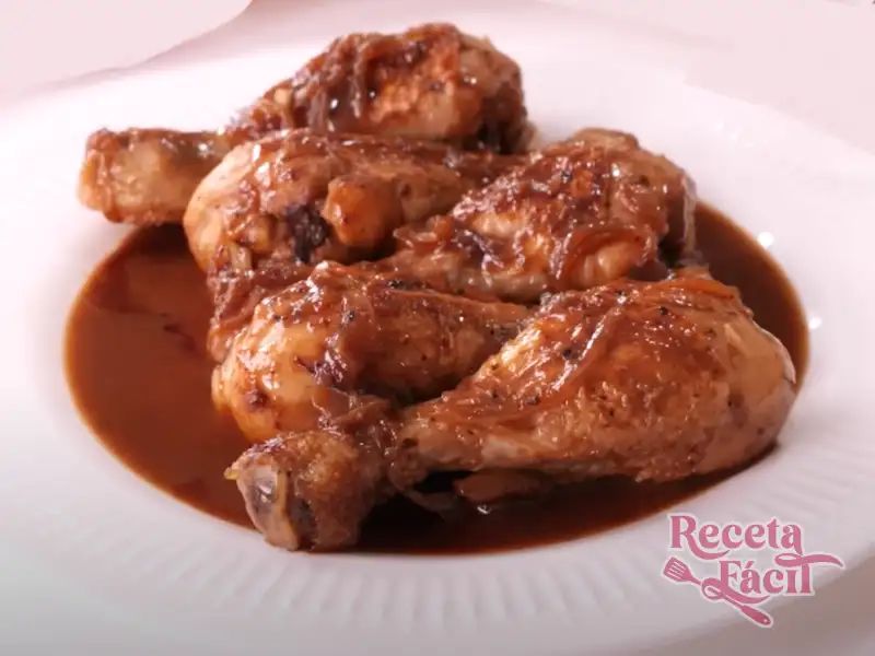 Delicioso pollo a la Coca-Cola en sartén con ingredientes frescos