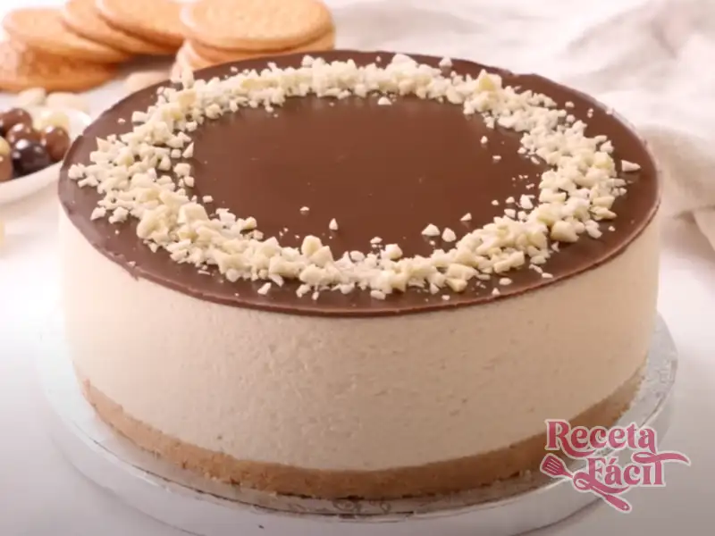 Elegante Tarta de Turrón y Chocolate decorada con almendras