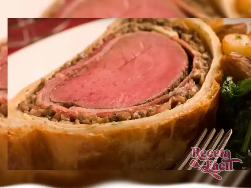 Solomillo de ternera Wellington en hojaldre dorado sobre mesa elegante