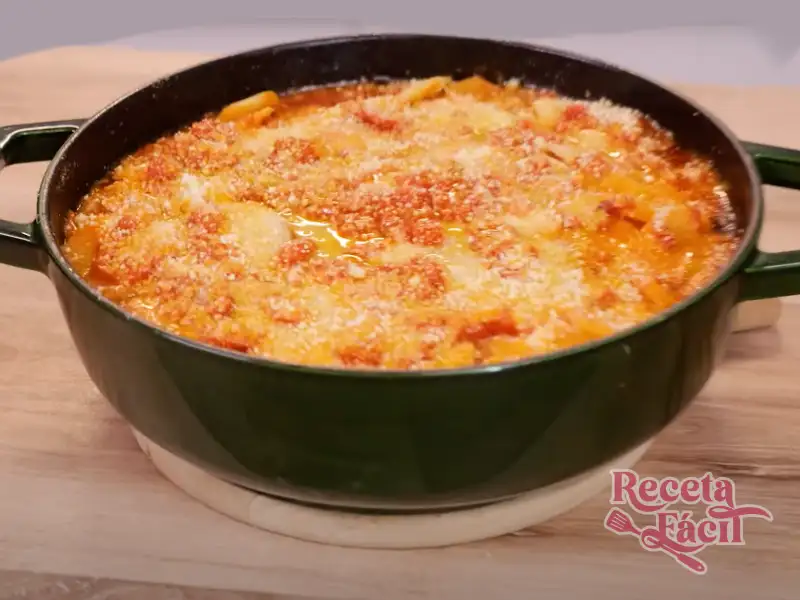 Gratinado de Pasta Latiella tradicional en una olla de barro