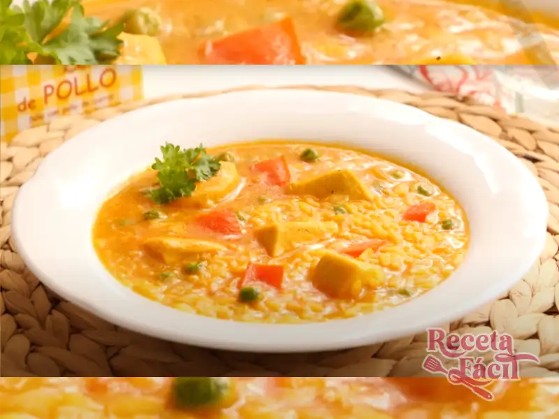 Arroz Caldoso con Pollo, un plato tradicional español servido en un cuenco
