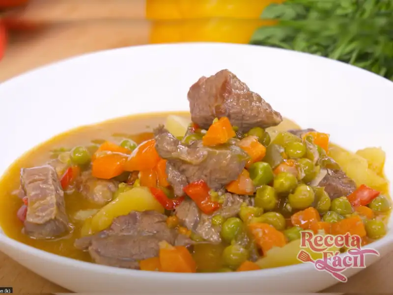 Estofado de carne tradicional español con verduras en cazuela