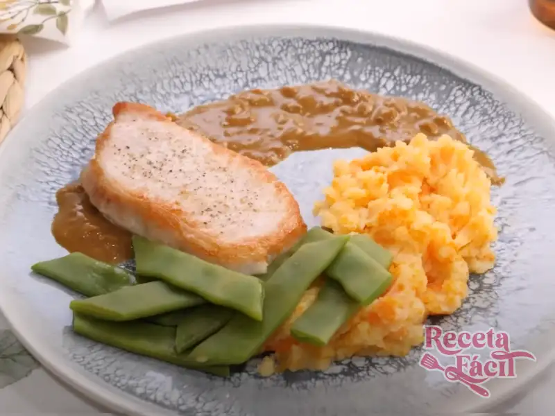 Plato de lomo de cerdo en salsa con puré y judías verdes