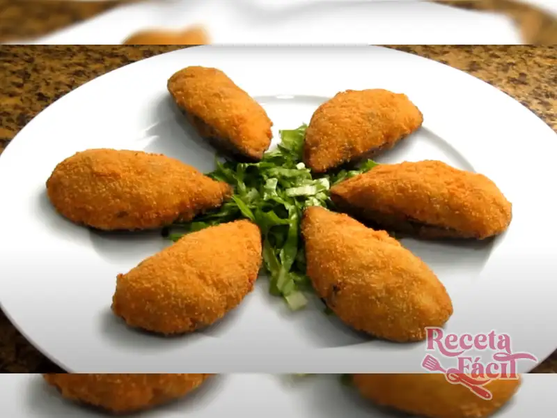 Mejillones rellenos crujientes servidos en un plato elegante