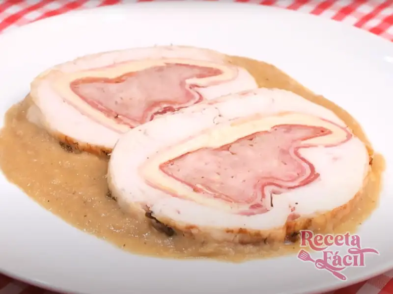 Pollo Relleno al Horno jugoso y bien condimentado en una bandeja de hornear