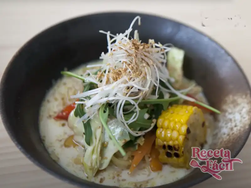 Sopa Ramen Vegetariano colorida y nutritiva en un bol