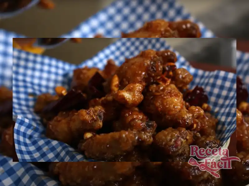 Pollo frito coreano dorado y crujiente en un plato decorativo