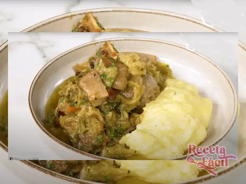 Cassoeula italiana tradicional con carne de cerdo y verduras