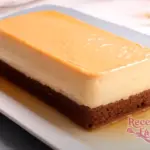 Chocoflan delicioso con caramelo brillante y bizcocho de chocolate oscuro