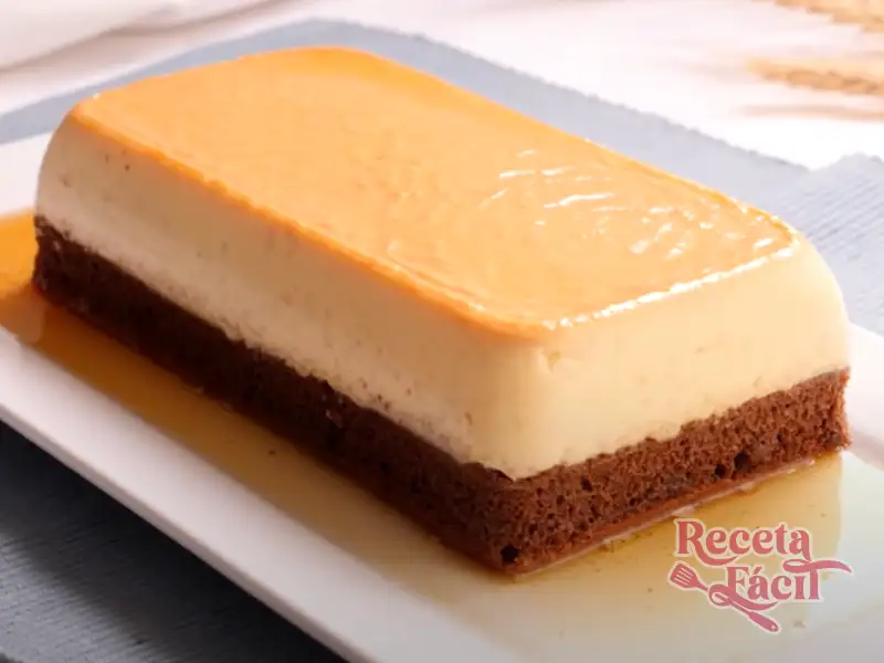 Chocoflan delicioso con caramelo brillante y bizcocho de chocolate oscuro