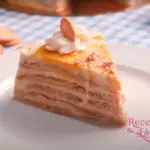 Tarta fría de limón y galletas en una mesa decorada