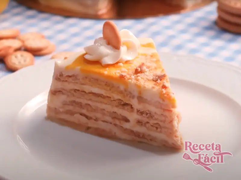 Tarta fría de limón y galletas en una mesa decorada