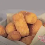 Croquetas de patata italianas doradas y crujientes en una bandeja de servir