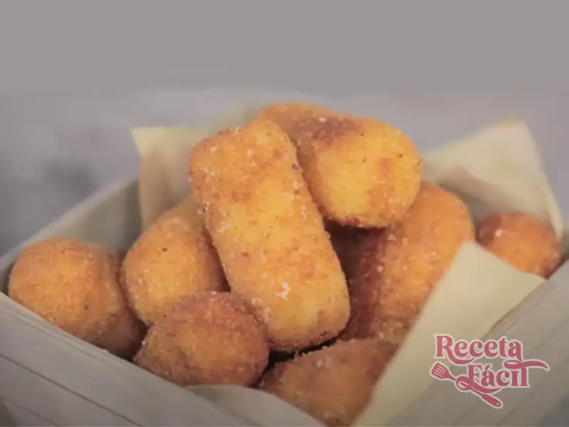 Croquetas de patata italianas doradas y crujientes en una bandeja de servir