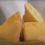 Mozzarella in Carrozza crujiente servida en plato blanco con salsa de tomate al lado