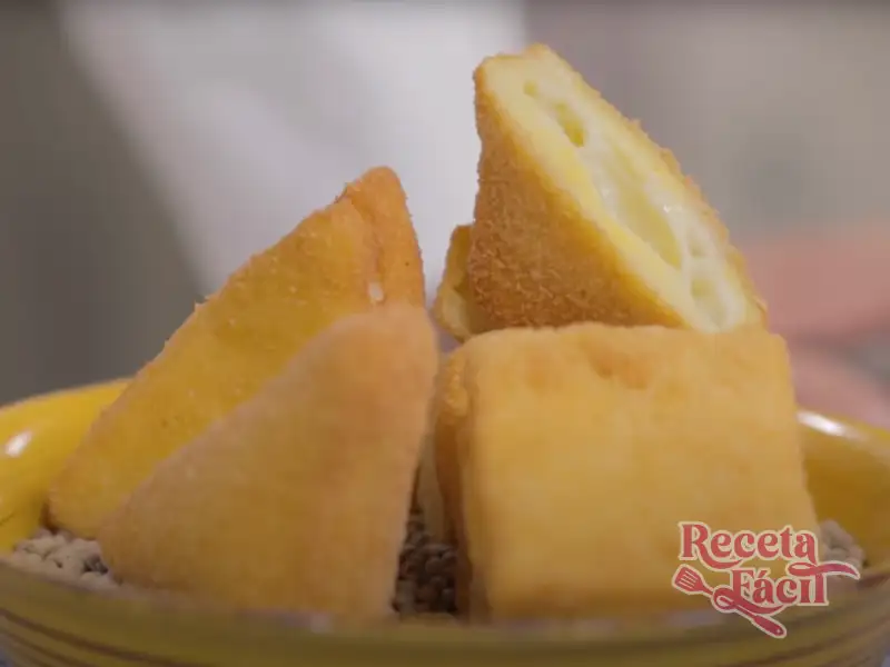 Mozzarella in Carrozza crujiente servida en plato blanco con salsa de tomate al lado