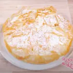 Pastel de Pasta Filo con Ricota y Limón sobre mesa de madera