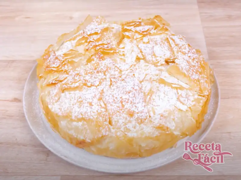 Pastel de Pasta Filo con Ricota y Limón sobre mesa de madera