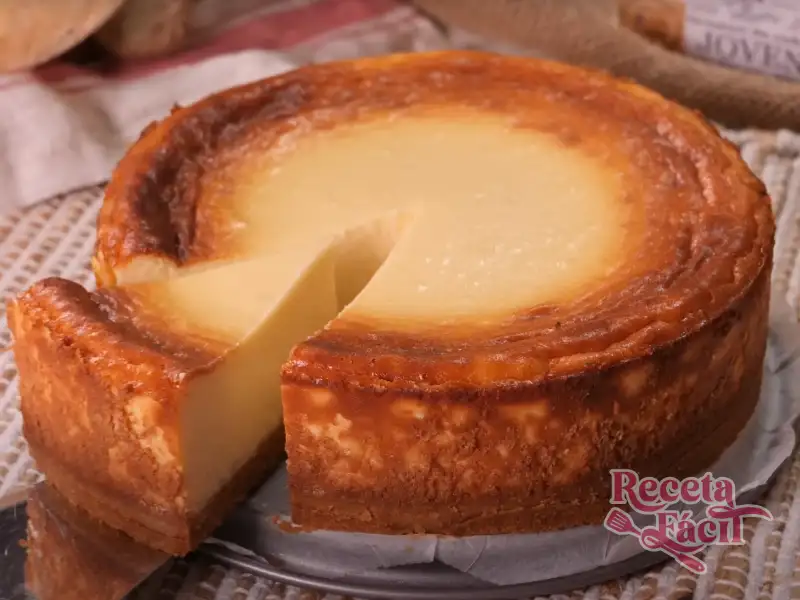 Tarta de Queso al Horno cremosa y dorada sobre un plato de servir